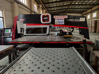 Poinçonneuse à tourelle CNC